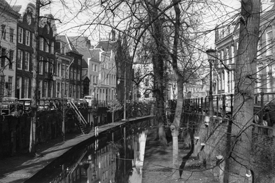 406586 Gezicht op de Nieuwegracht te Utrecht, vanaf de Paulusbrug, uit het zuiden.